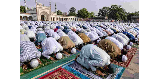मुजफ्फरपुर में बकरीद की रौनक, अमन-चैन की दुआओं से गूंजे ईदगाह